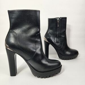 Guess Lug Sole Heel Booties Womens Size 7.5 Black with Silver Logo Plate grunge